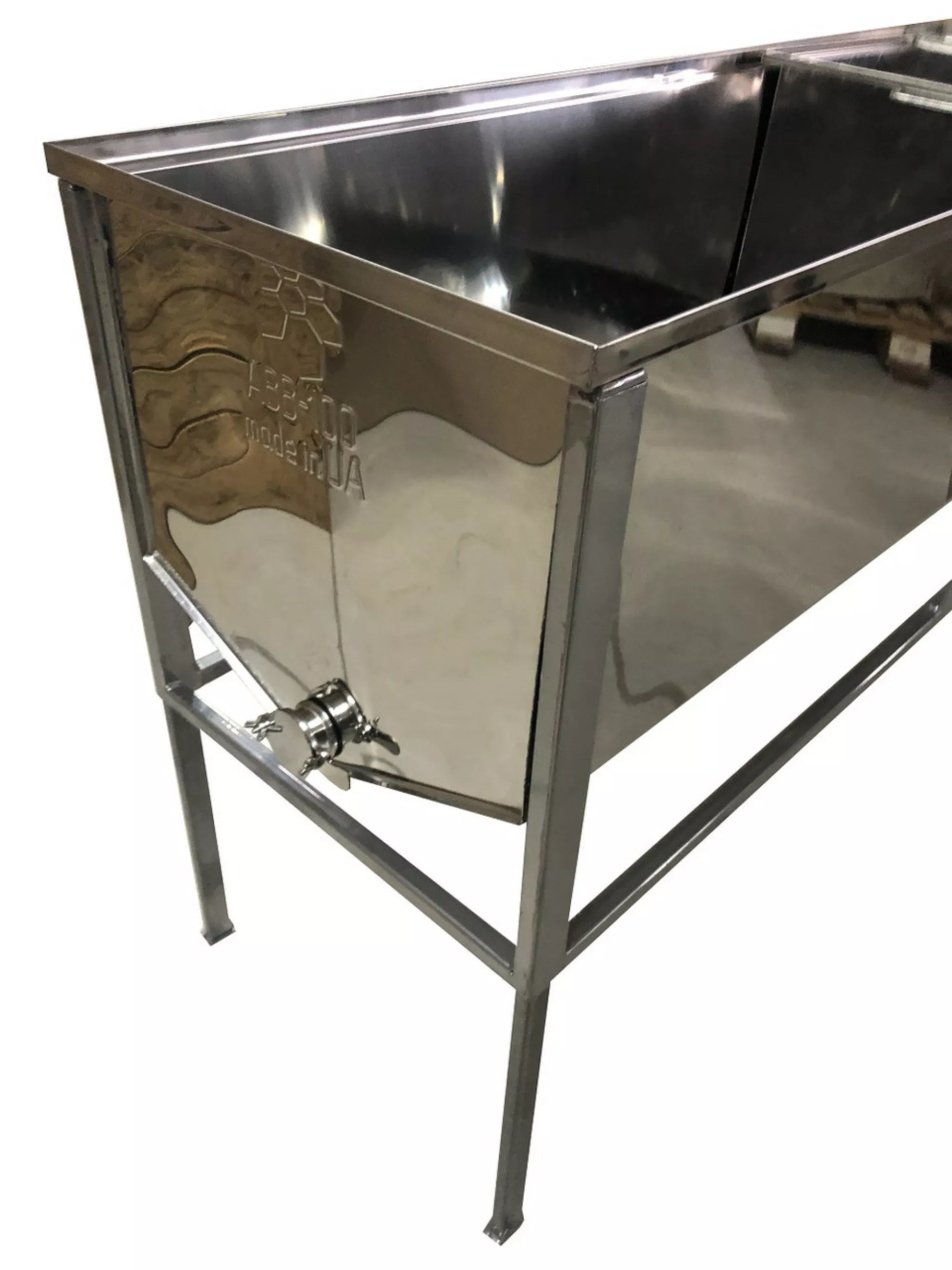 Стіл для розпечатки сот -1,5 метра. Глибокий кошик - нержавіючий кран