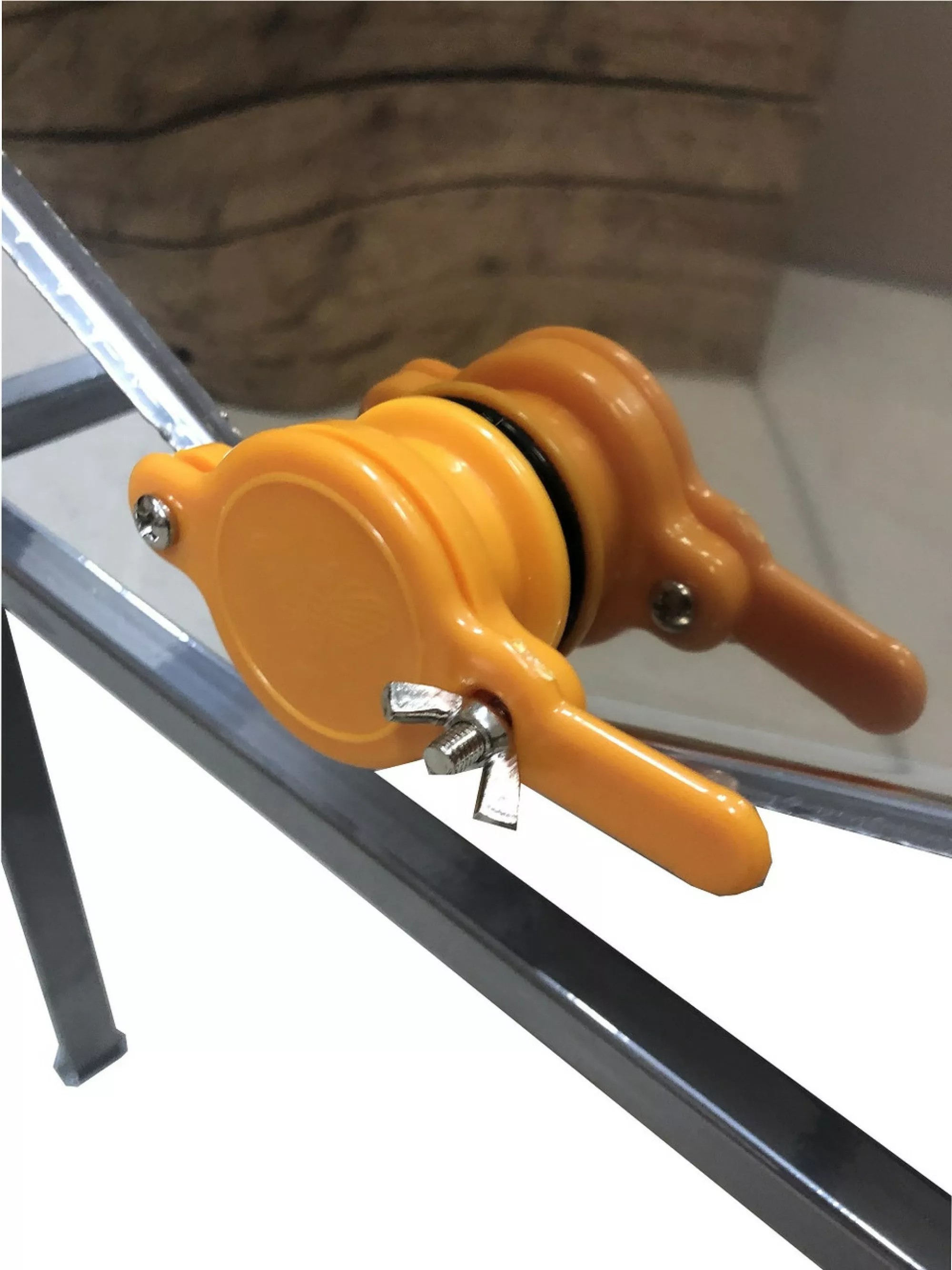 Стіл для розпечатки сот -1,5 метра. Глибокий кошик - пластиковий кран