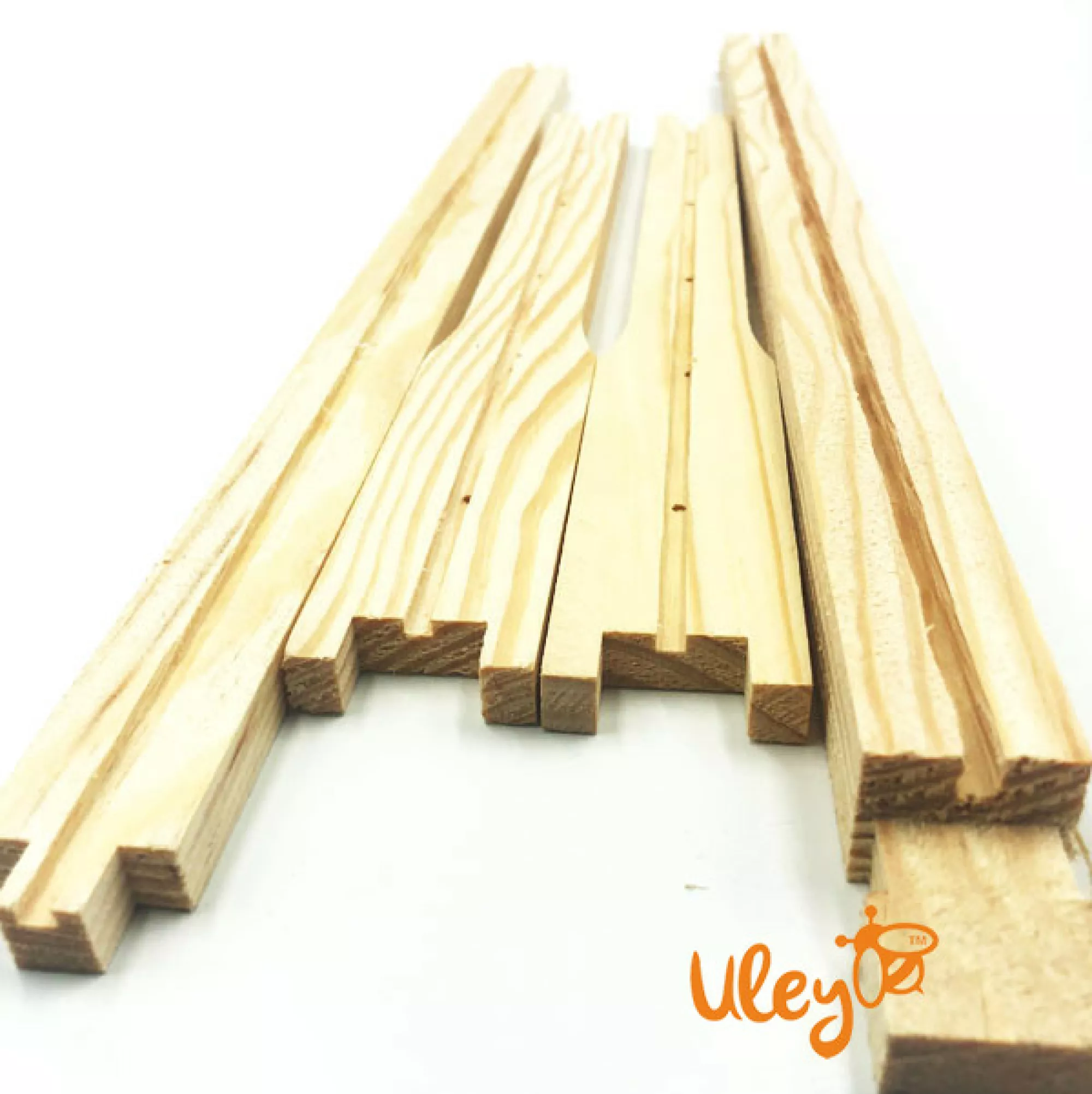 Рамка ЄВРО для Вулика Дадан, висотою 300 мм, з роздільниками Гофмана, з пропилом для установки вощини, з