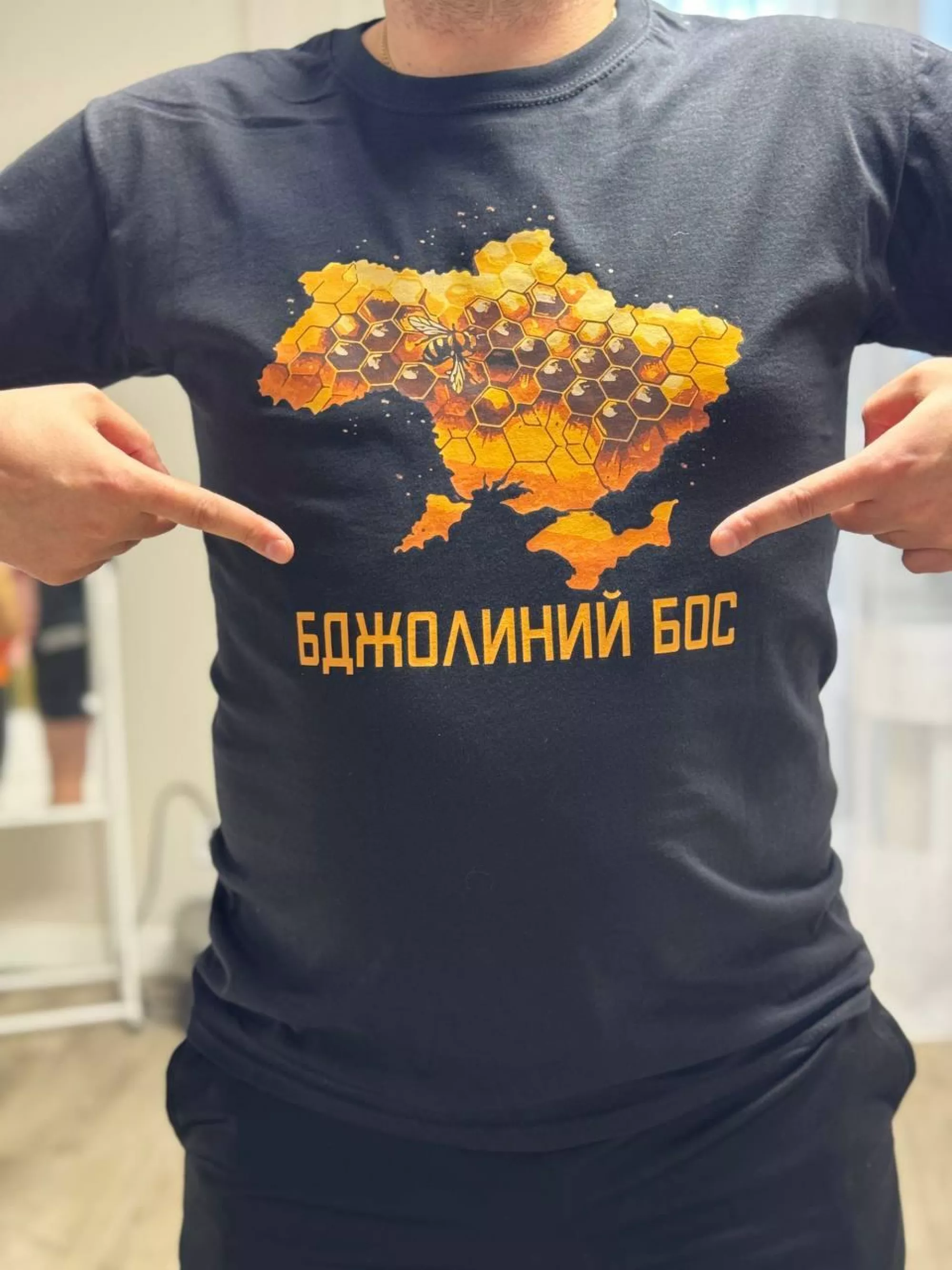 Футболка з принтом – «Бджолиний бос»