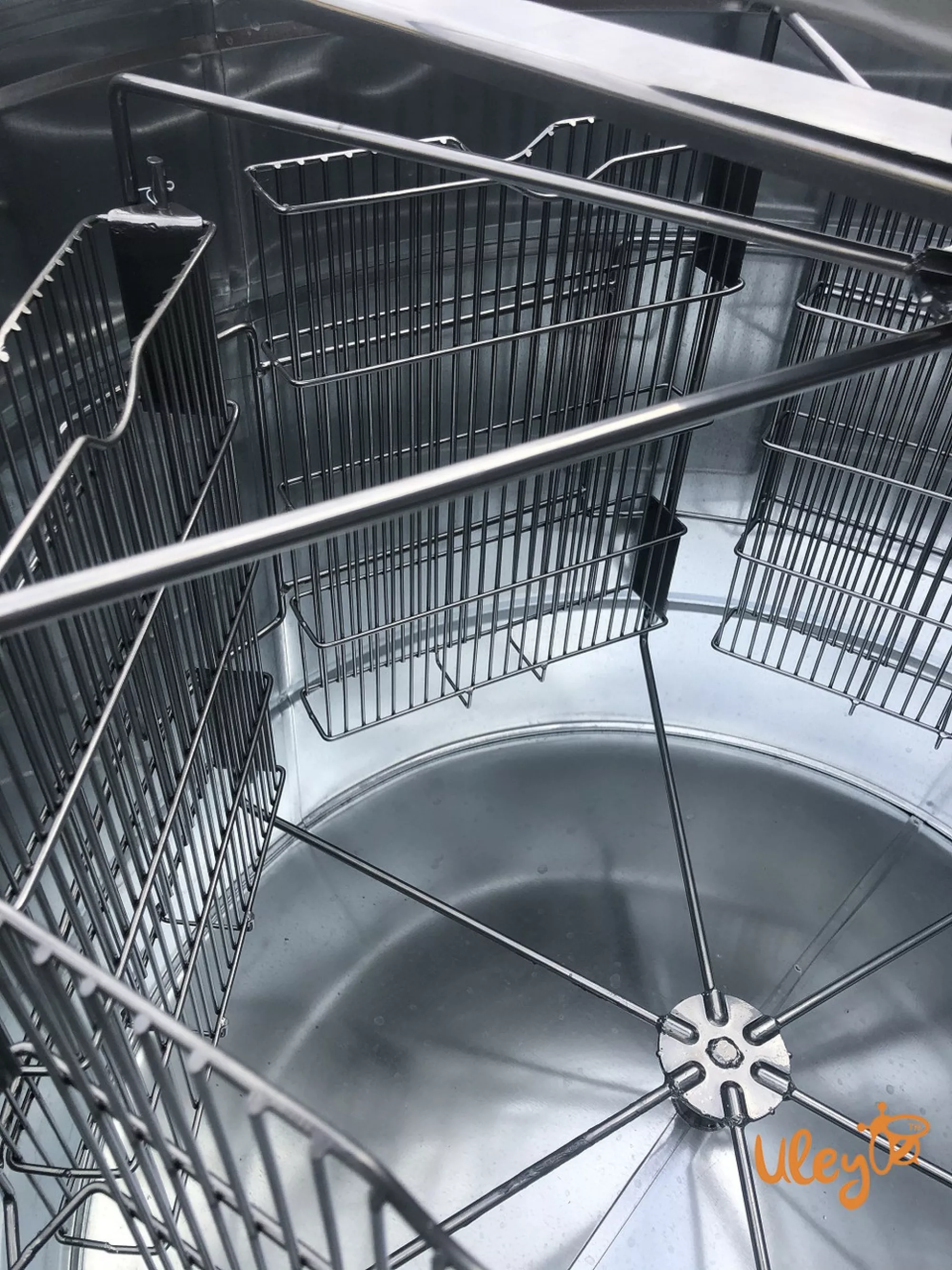 Напівавтоматична медогонка на 6 рамок, з ремінним електроприводом 12 вольт