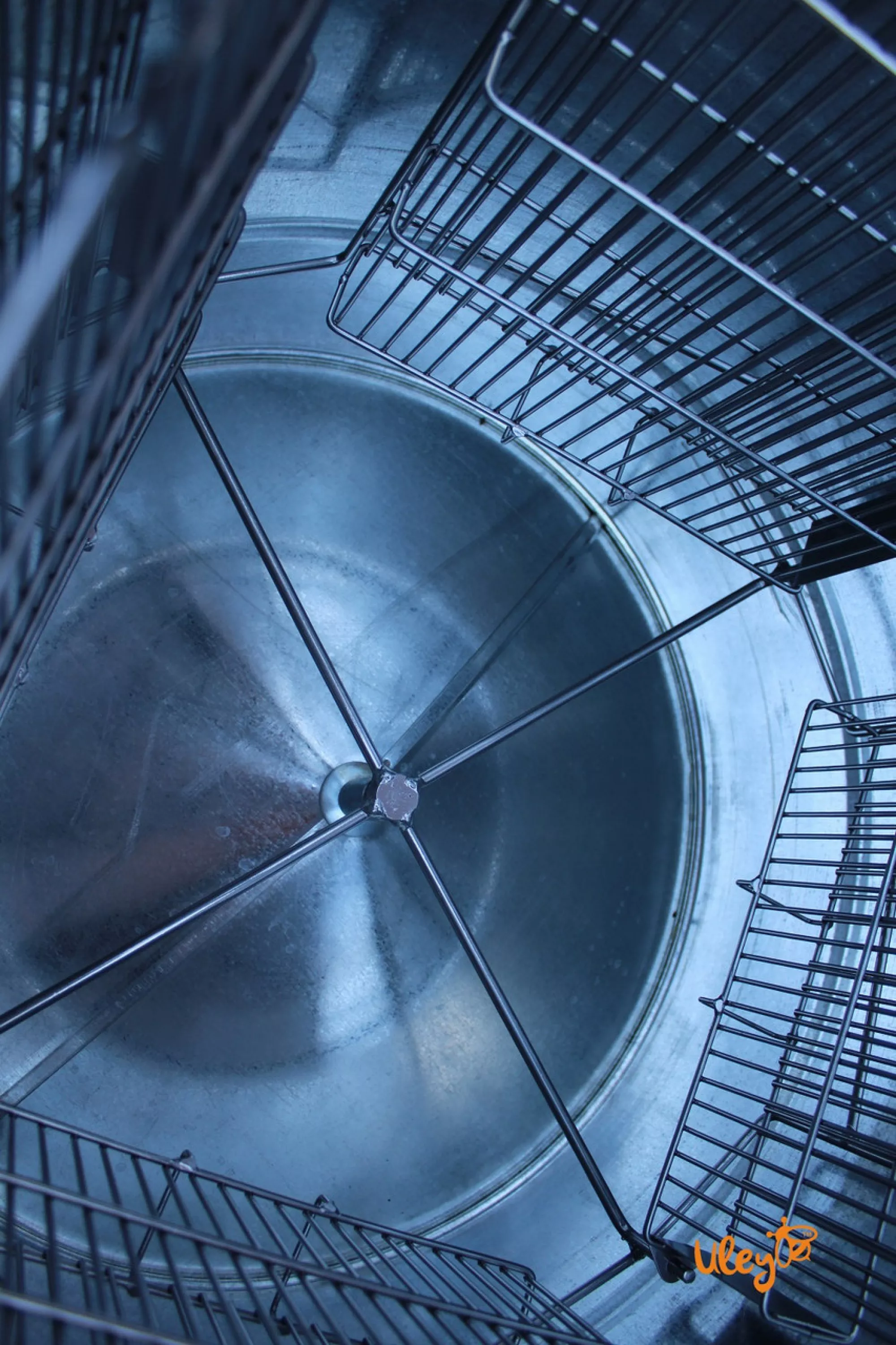 Оцинкована медогонка 4-х рамкову, поворотна. Ремінний привід