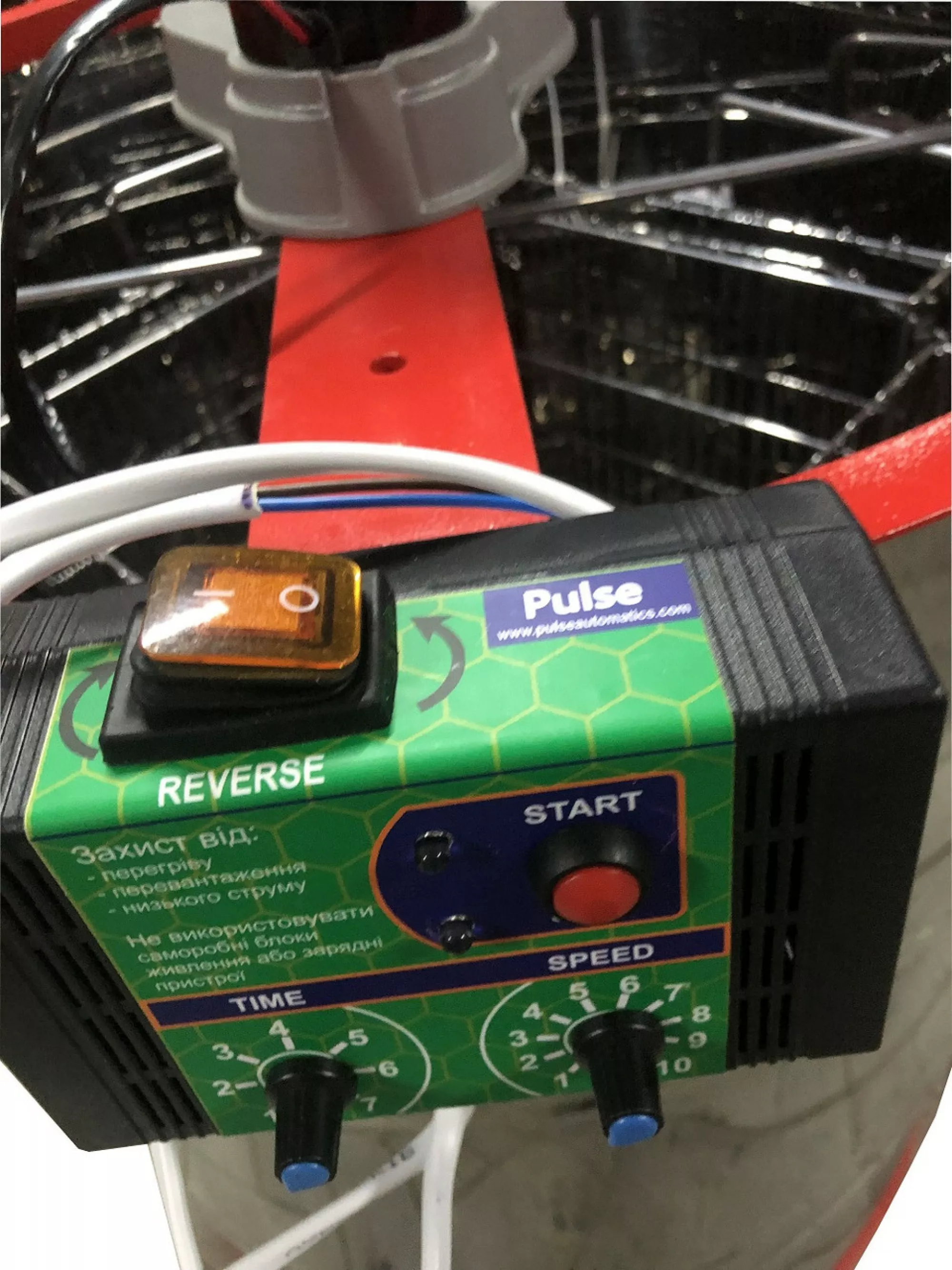 Медогонка 4-х Рамкову. Нержавіюча (AISI 430), Поворотна. Касети зварні, пофарбовані порошковою фарбою. З ЕЛЕКТ