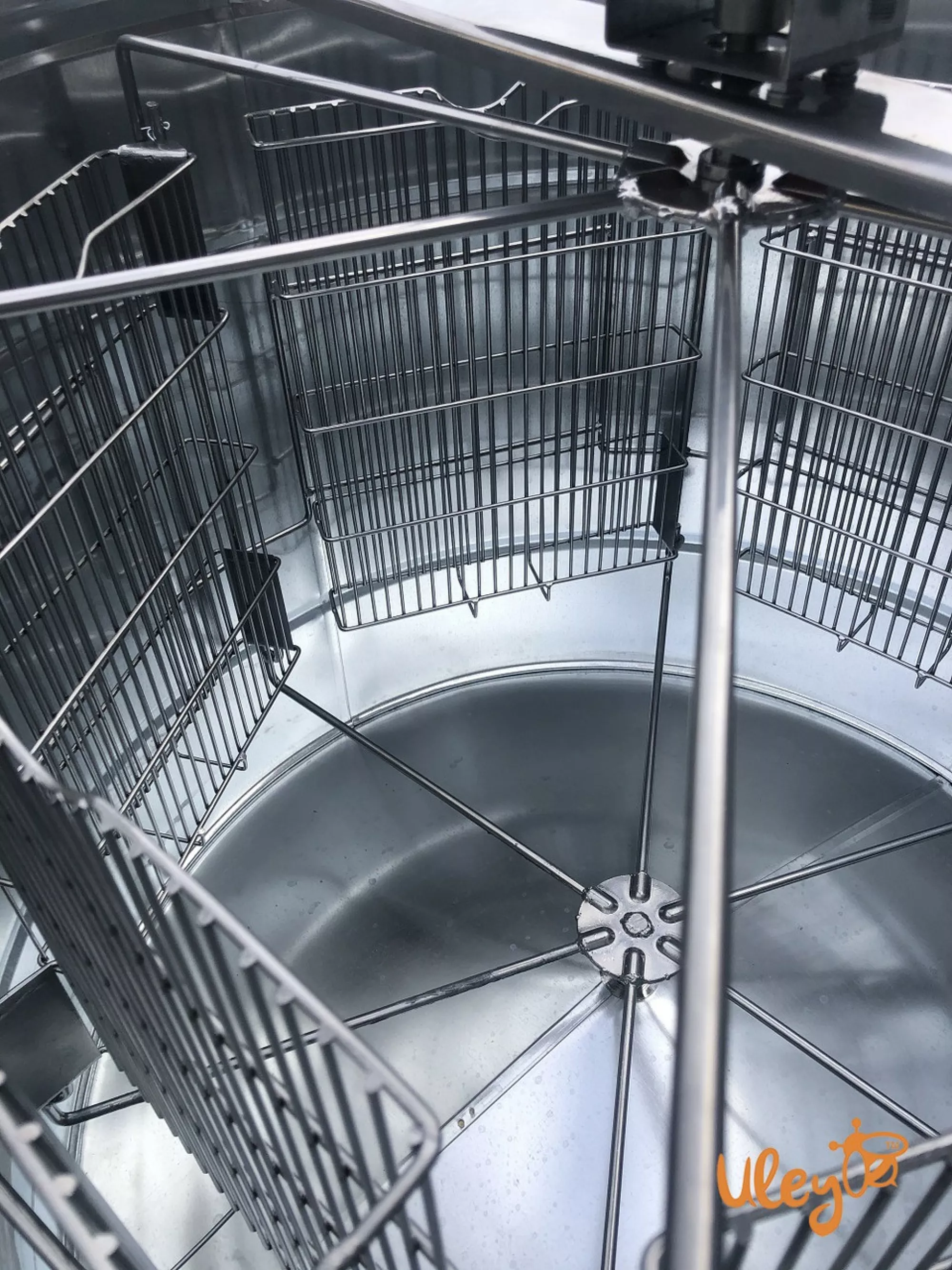 Напівавтоматична медогонка на 6 рамок, з ремінним електроприводом 12 вольт