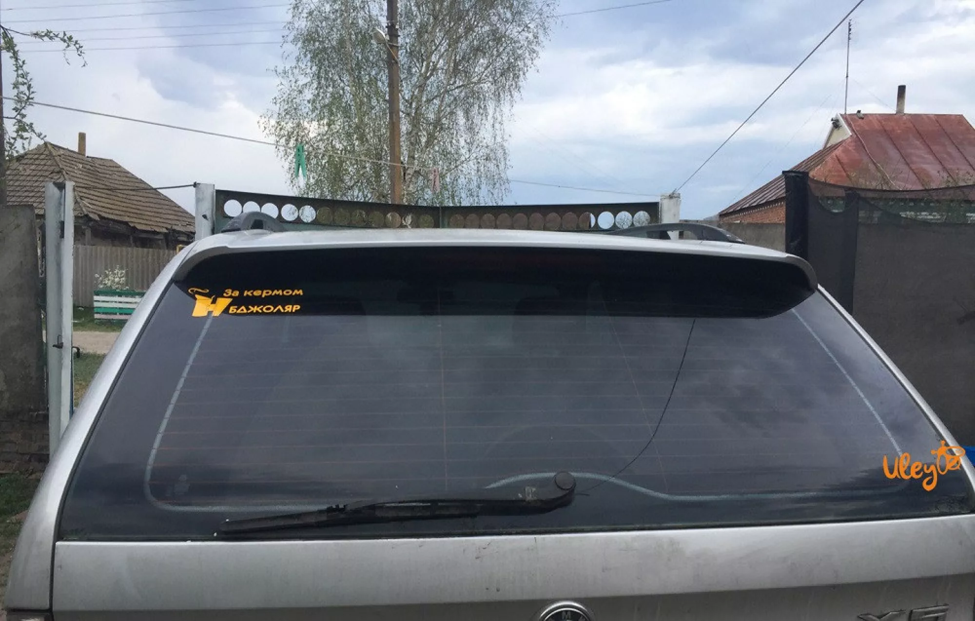 Наклейка на Автомобіль - "За кермом Бджоляр"